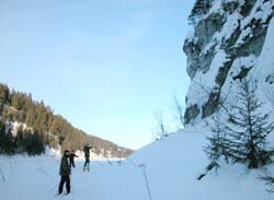 Skiwettlauf am Ufer des Flusses Kojwa