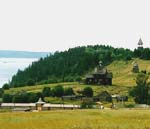 De heuvel waarop Khokhlovka zich bevindt. Aan de linkerkant van de foto stroomt de Kama rivier.
