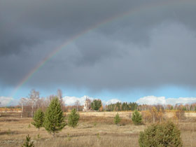 Arc-en-ciel au-dessus du village prs de la ville historique Tcherdyn