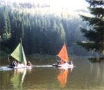 Geniet van de ongerepte prachtige natuur in het Oeralgebergte - bijvoorbeeld vanaf een catamaran over de Silva rivier